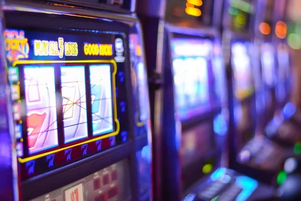 komodo69 Infinite Blackjack betting interface and player decisions
